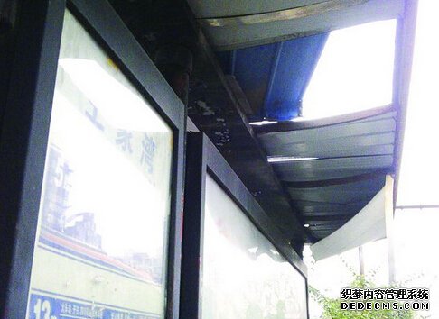 遂宁一公交候车亭存在安全隐患