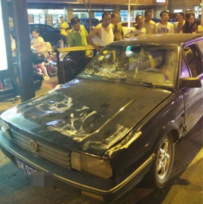 南京一年轻司机驾车撞向候车亭造车1死2伤