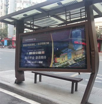 候车亭支架被撞到数日无人过问