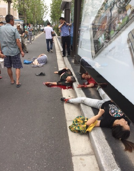 南京一轿车冲向公交候车亭撞伤多人